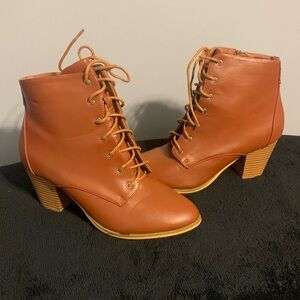 Lace up Chestnut brown boot (excellent condition) worn once .. Size 8 1/2